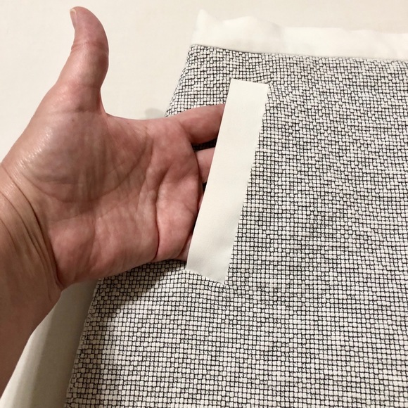 Banana Republic Asymmetric Dressy Gray/White Square Textured Mini Skirt - Size 4 - Picture 5 of 16